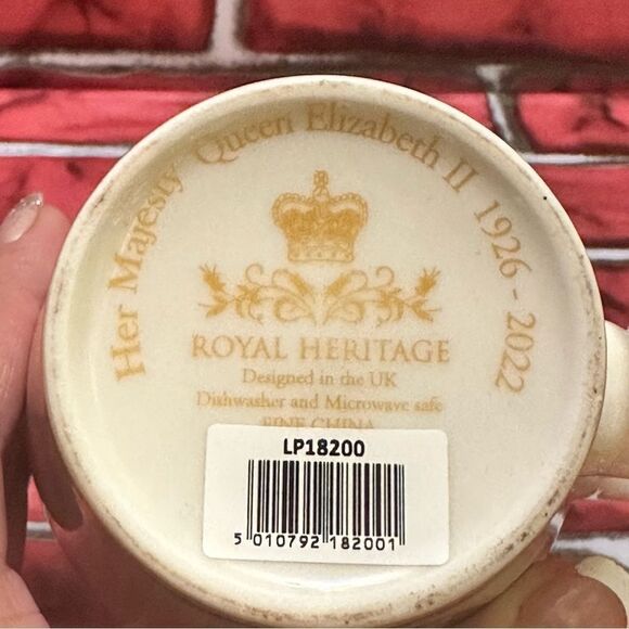 Queen Elizabeth II Commemorative Coffee Mug - Picture 3 of 9